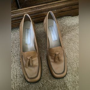 Bandolino tan pumps